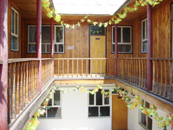 ������һ�����ɾӶȼٴ�Ժ��(n��i)��ɫ